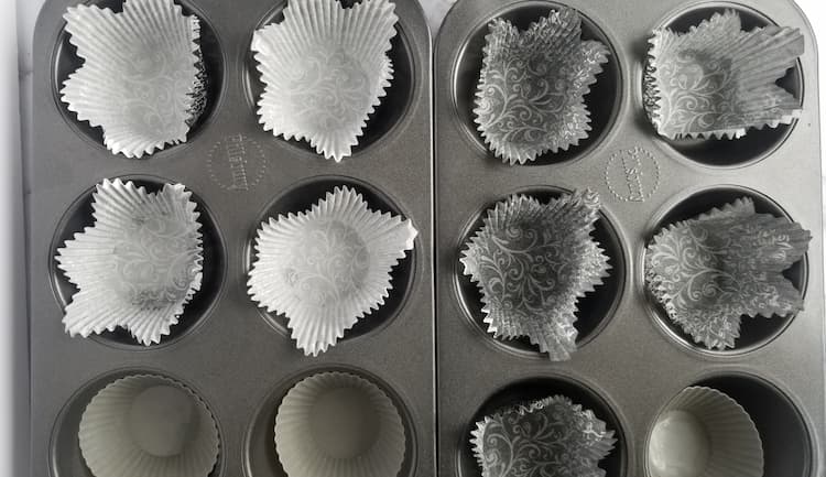 2 muffin tins lined with muffin liners