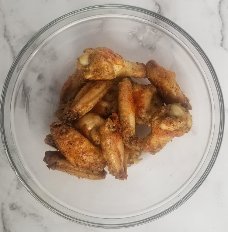 bowl of plain cooked crispy chicken wings