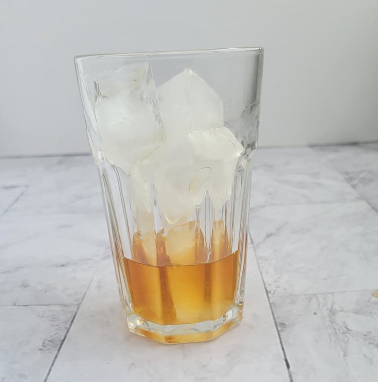 glass of ice and rum