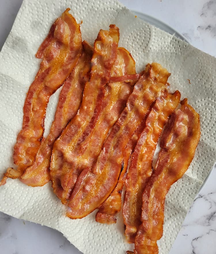 cooked strips of bacon on a paper towel lined plate
