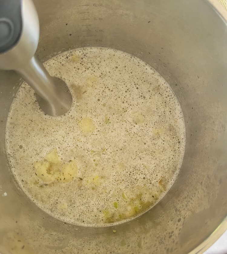 immersion blender blending a pot of cauliflower soup