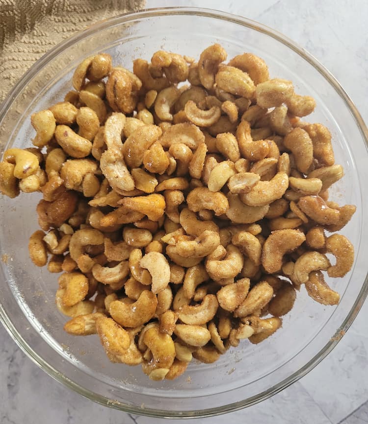 bowl of cashews with seasonings
