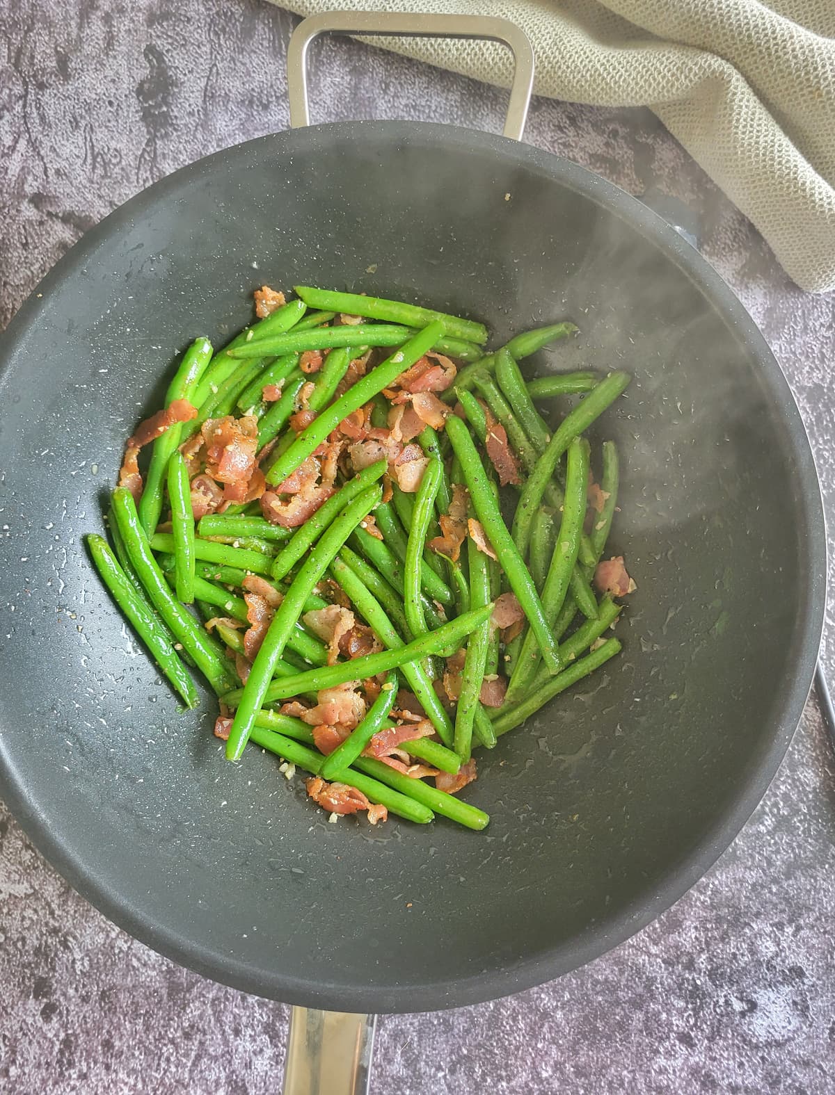 bacon with green beans in a wok