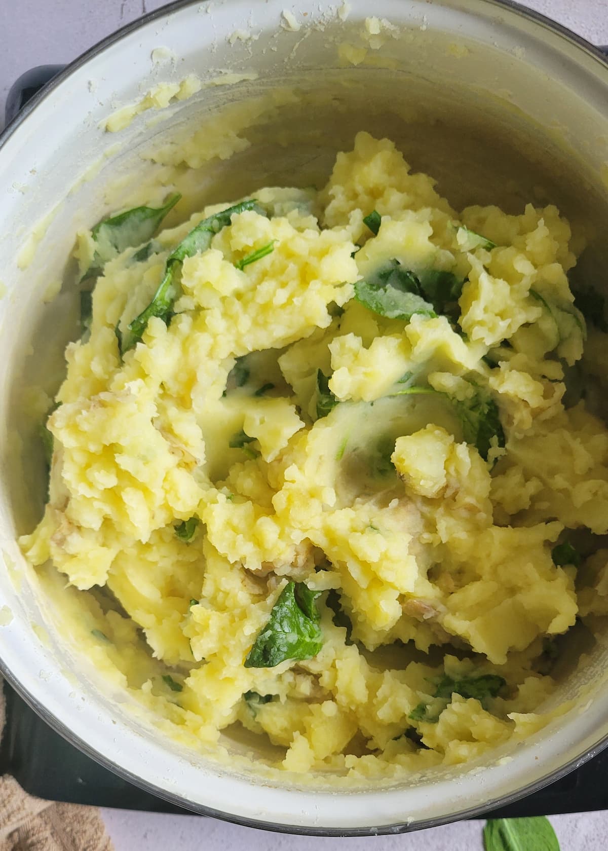 mashed potatoes with spinach in a pot