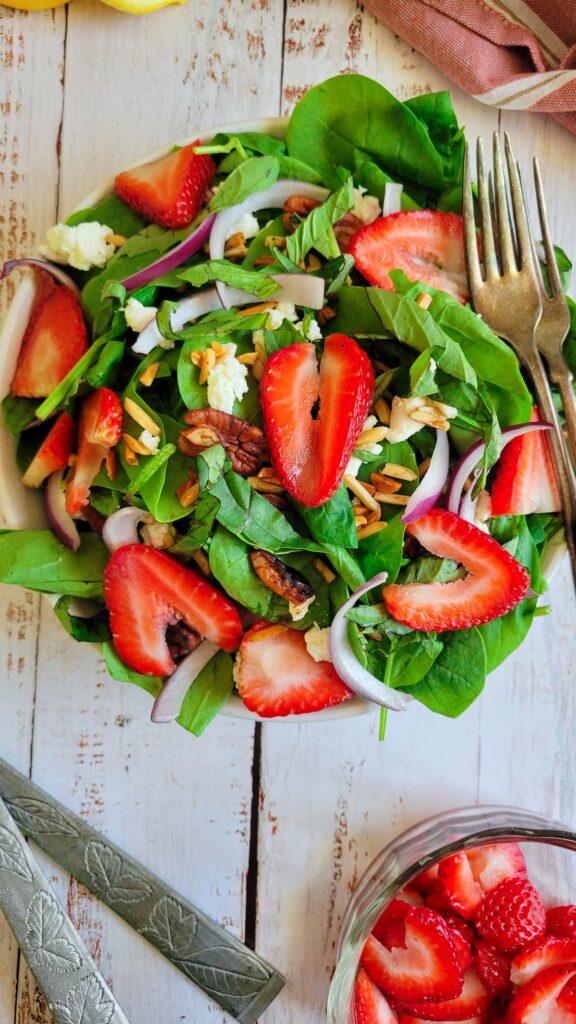 SPINACH SALAD WITH STRAWBERRIES AND SPICY TOASTED NUTS