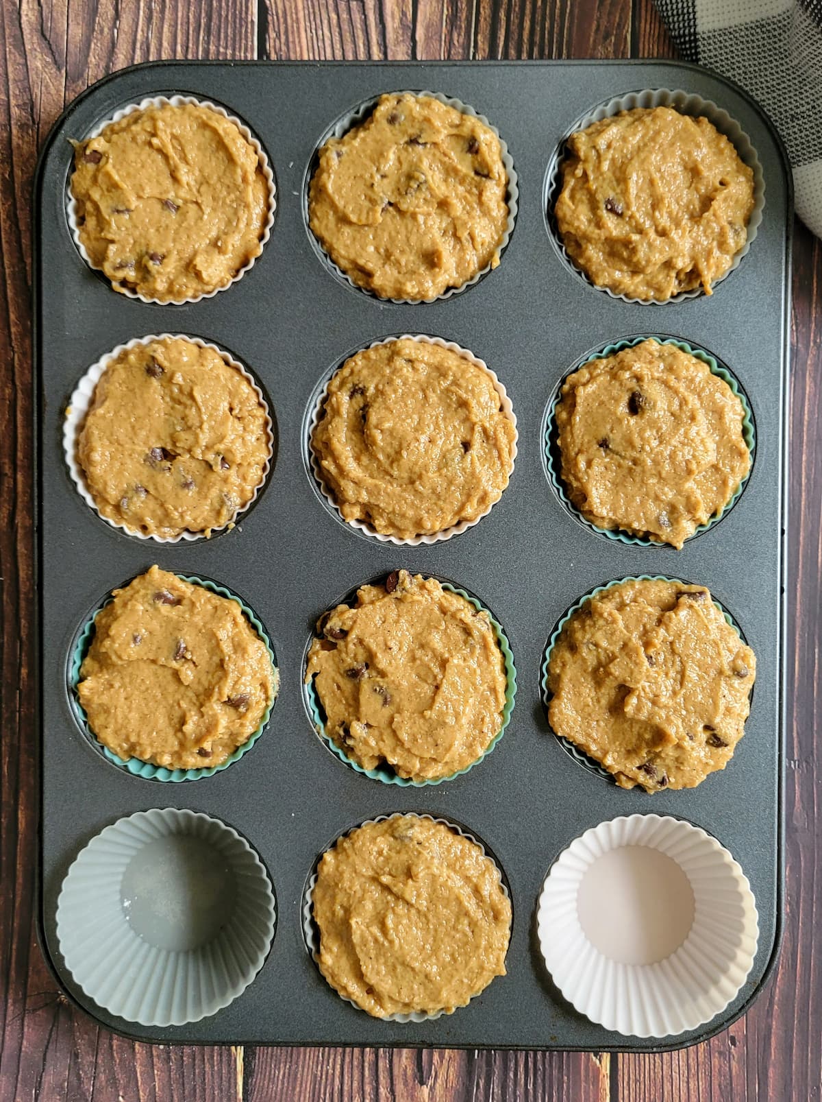 10 unbaked muffins in a muffin tin