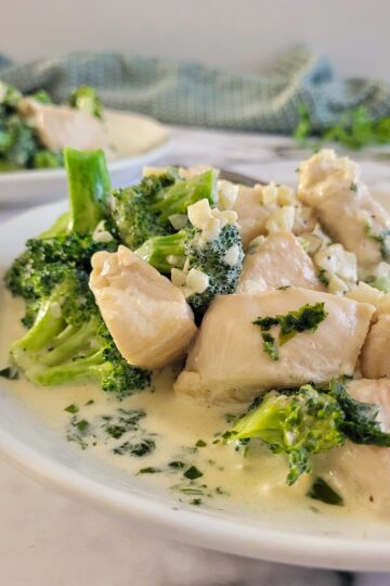 chicken and broccoli with minced garlic in alfredo sauce